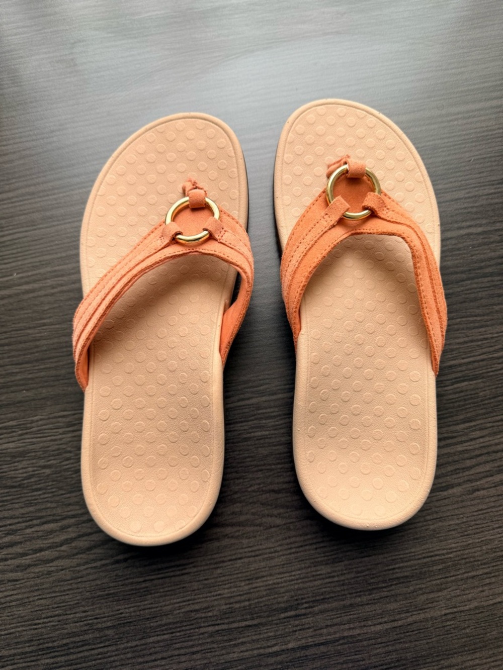 Vionic Women’s Tide Aloe flip flop in tan/neutral color, NWOT